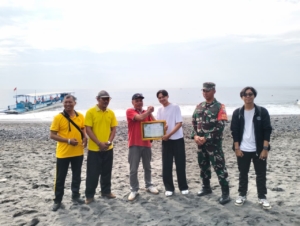 Babinsa Koramil Dawan Pelopori Gotong Royong Bersihkan Pantai Di Kusamba