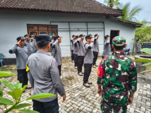 Sinergitas TNI Dan Pemdes Wujudkan Kondusifitas Wilayah, Babinsa Sakti Beri Pelatihan Kepada Satlinmas