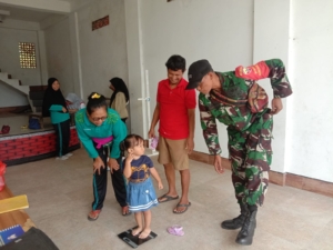 Dampingi Posyandu Balita, Babinsa Semarapura Kangin Tingkatkan Kualitas Kesehatan Anak