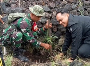 Dukung Mitigasi Bencana Hidrometeorologi, Babinsa Songan B Terlibat Reboisasi di Kawasan Wisata Bukit Pule