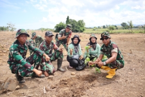 Kodim 1607/Sumbawa Bersama Pemda Hijaukan Bendungan Gapit Lewat Safari Sumbawa Menanam