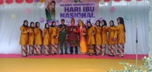 Semarak Hari Ibu Nasional ke-97, Babinsa Mapin Kebak Dampingi Lomba Kreatif Warga