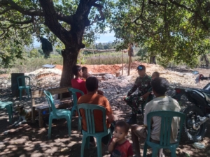 Melalui Komsos, Babinsa Walakaka Ciptakan Wilayah Desa Hobawawi yang Kondusif