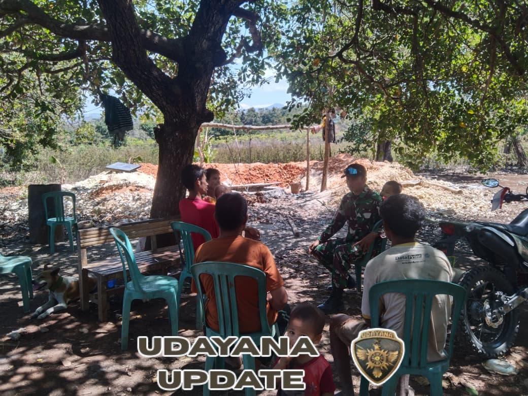 Melalui Komsos, Babinsa Walakaka Ciptakan Wilayah Desa Hobawawi yang Kondusif