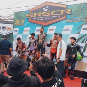 Sinergi TNI–Polri, Babinsa Kaliutu Kawal Ketat Road Race di Jalan Dewi Sartika Selatan”