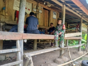 Babinsa Koramil 02/Walakaka Komsos Kamtibmas Bersama Warga Desa Harona Kalla