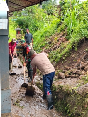 Tingkatkan Sinergitas, Babinsa Pelapuan Pimpin Gotong Royong Penanganan Pasca Longsor di desa binaan