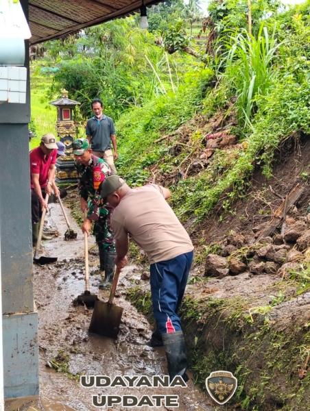 Tingkatkan Sinergitas, Babinsa Pelapuan Pimpin Gotong Royong Penanganan Pasca Longsor di desa binaan