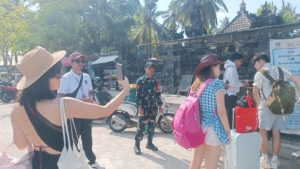 Pantau Aktifitas Dan Kondusifitas Pelabuhan, Babinsa Koramil Nusa Penida Giatkan Patroli