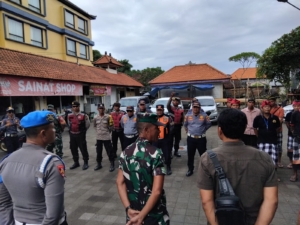 Danramil 1616-02/Ubud Pimpin Penertiban Parkir Liar di Banjar Tebesaye Demi Kelancaran Arus Lalu Lintas