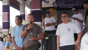 Babinsa Melinggih Dampingi Jalan Santai dan Aksi Bersih Sampah Plastik Peringati HUT ke-45 STT Shandi Kumara