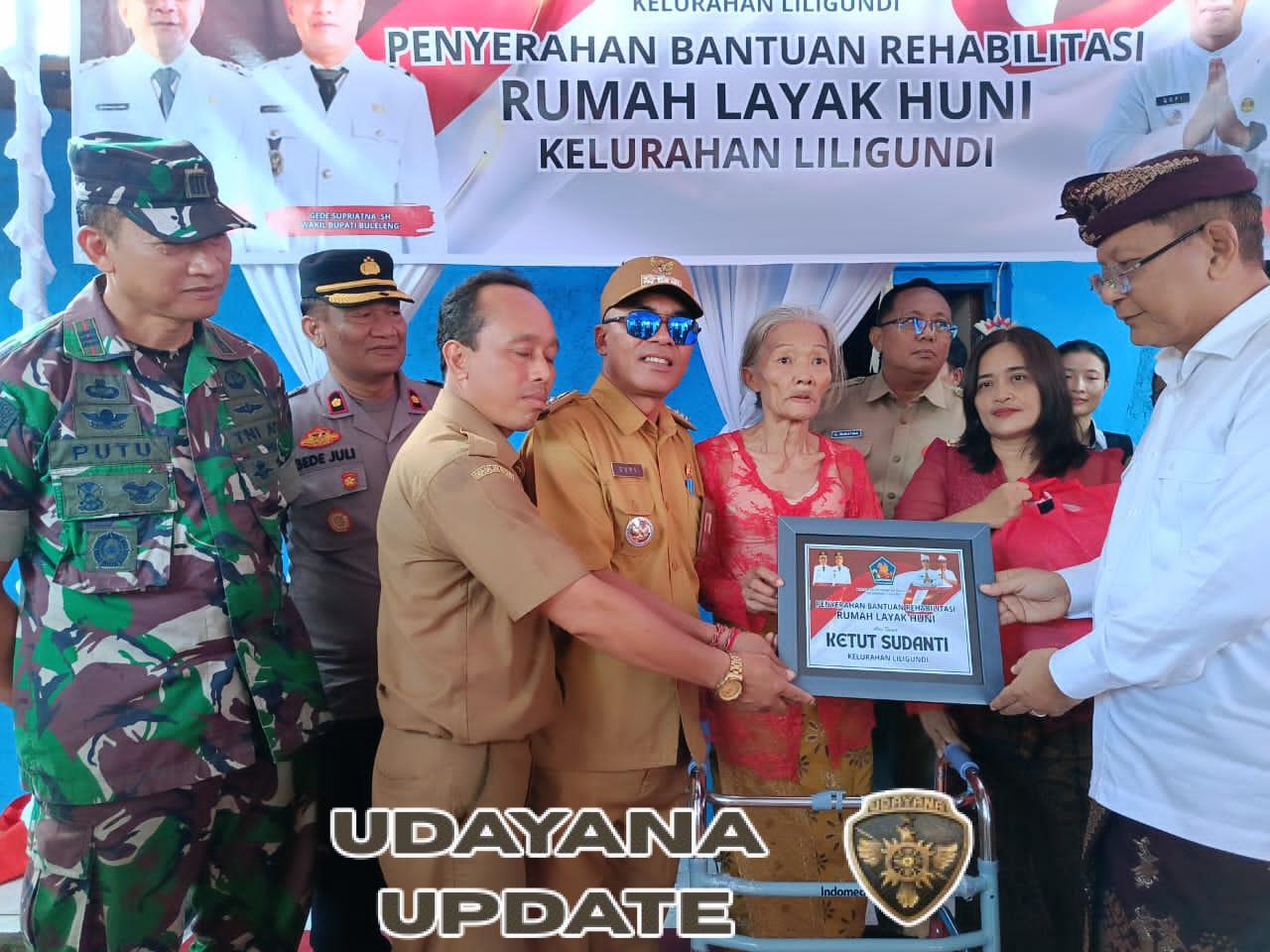 Babinsa Liligundi Dampingi Bupati Buleleng Serahkan Bantuan Rumah Layak Huni untuk Warga Kurang Mampu”