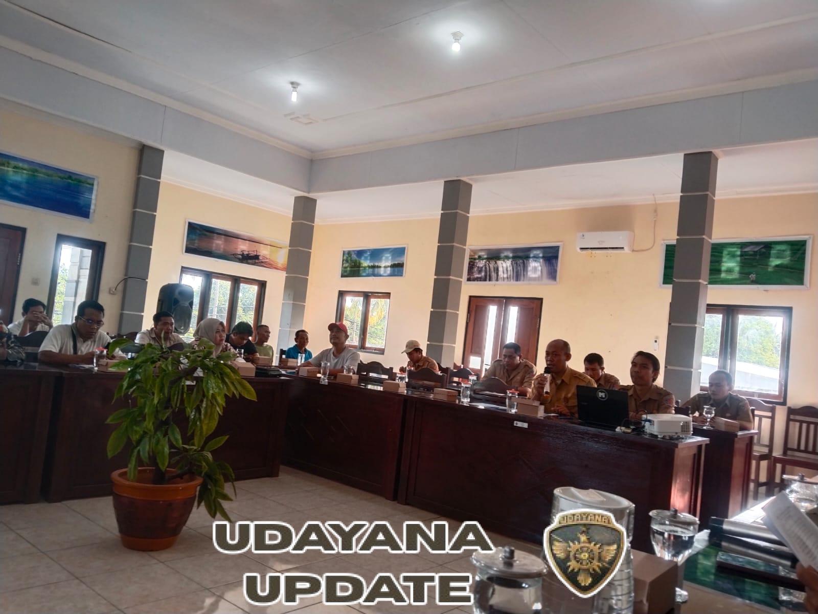 Pastikan Nataru 2026 Kondusif, Babinsa Pengulon Hadiri Rapat Koordinasi Pengamanan di Kantor Perbekel