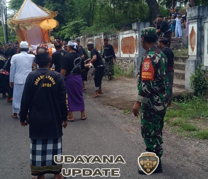 Sinergi Babinsa dan Pecalang Jaga Kelancaran Pengabenan Warga Tampekan
