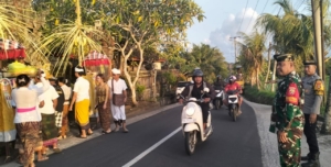 Babinsa Hadir di Tengah Warga Saat Upacara Piodalan Pura Khayangan Tiga dan Prajapati