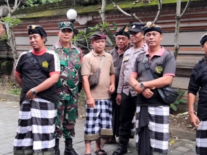Sinergi Babinsa, Bhabinkamtibmas, dan Pecalang Amankan Pemilihan Bendesa Adat Pengosekan