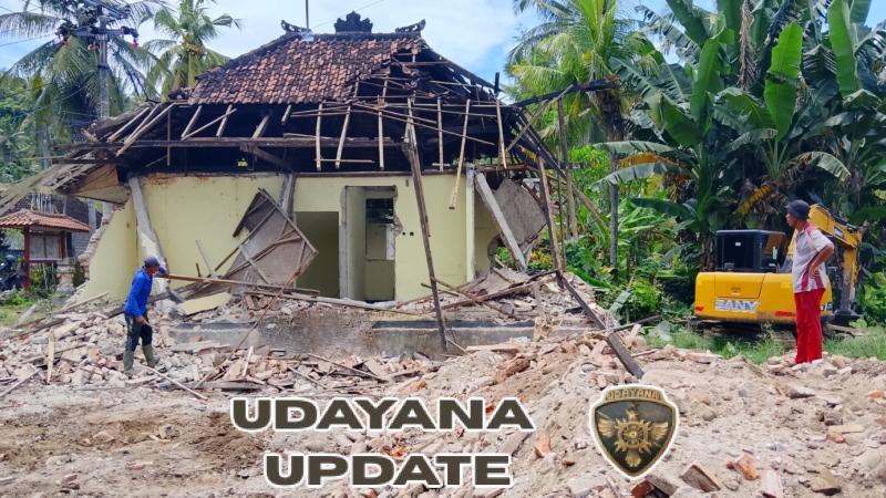 Dukung Fasilitas Publik, Babinsa Yehembang Kangin Pantau Pembongkaran Mes Guru.