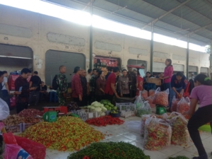 Tim Monitoring Ketersediaan Dan Harga Pangan Kabupaten Klungkung Tinjau Pasar Galiran Klungkung