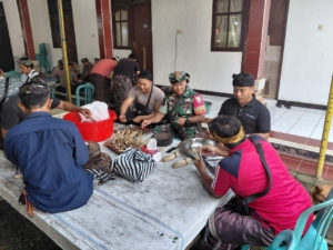 Babinsa Desa Taro Hadiri Masak Bersama TNI–Polri Sambut Natal di Banjar Pakuseba