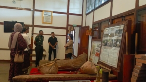 Wisata Sejarah, Dandim Klungkung Dampingi Ny Editha Praditya Duarte Berkunjung Ke Monumen Semarajaya