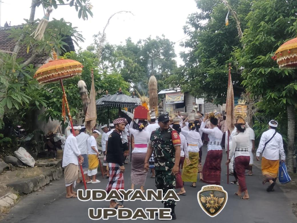 Upacara Keagamaan Di Pura Penyimpenan Desa Adat Besang Kawan Dikawal Aparat Gabungan