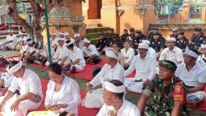 Babinsa Sukasada Hadiri Persembahyangan Bersama di Pura Desa Adat Sukasada