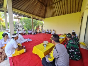 Babinsa dan Bhabinkamtibmas Umeanyar Monitoring Sosialisasi Koperasi Desa Merah Putih di Wantilan Pura Desa
