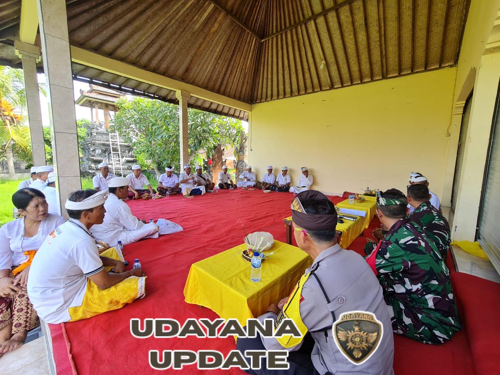 Babinsa dan Bhabinkamtibmas Umeanyar Monitoring Sosialisasi Koperasi Desa Merah Putih di Wantilan Pura Desa