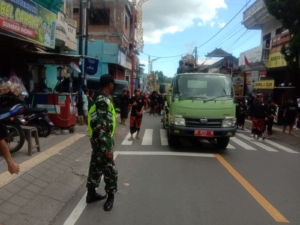 Ratusan Warga Hadiri Upacara Pengabenan, TNI Polri Dan Pecalang Di Klungkung Beri Pengawalan Ketat