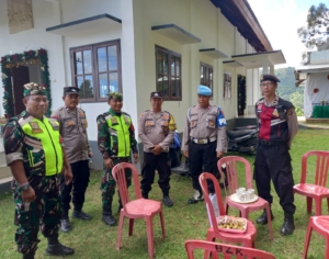 Pastikan Ibadah Natal Kondusif, Babinsa dan Bhabinkamtibmas Desa Kedis Amankan GKPB Jemaat Bukit Zaitun