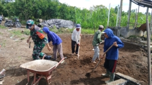 Babinsa Desa Abuan Bersama Warga Gotong Royong Bantu Pengisian Pondasi Rumah Warga