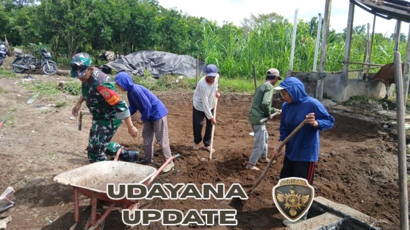 Babinsa Desa Abuan Bersama Warga Gotong Royong Bantu Pengisian Pondasi Rumah Warga