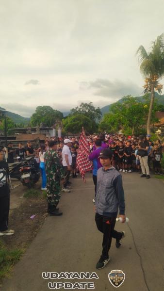 Pastikan Keamanan Malam Pergantian Tahun, Babinsa Banyupoh Pantau Jalan Santai Ribuan Warga