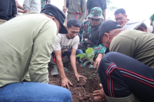‎Bersama Pemda, TNI Hadir Menjaga Alam Lewat Penanaman Ribuan Bibit Kemiri