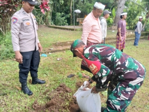 Danramil Ubud Pimpin Karya Bakti Penanaman Pohon Serentak di Kawasan Pura Pucak Merta Sari