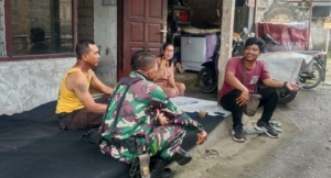 Respons Cepat Keributan Warga, Babinsa Mendoyo Dauh Tukad Pererat Silaturahmi di Banjar Ngoneng