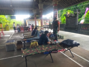 Babinsa Semarapura Kaja Dampingi Aksi Sosial STT Tunjung Mekar