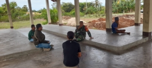 Babinsa Koramil 02/Rindi Umalulu Laksanakan Komsos Jelang Pergantian Tahun