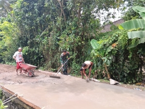 Sinergi Tanpa Batas, Serma Lalu Bokhari dan Warga Jelantik Sulap Jalan Usaha Tani Jadi Mulus