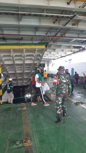 Babinsa Koramil 1627-02 Pantai Baru Pantau Bongkar Muat KMP Kalibodri di Pelabuhan Ofalangga