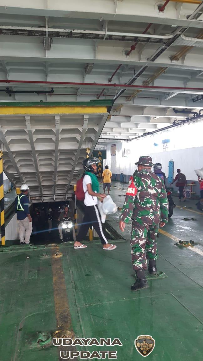 Babinsa Koramil 1627-02 Pantai Baru Pantau Bongkar Muat KMP Kalibodri di Pelabuhan Ofalangga