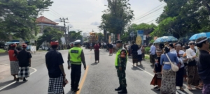 Wujud Sinergitas, Babinsa Melaya Kawal Prosesi Pengabenan Warga Hingga Tuntas