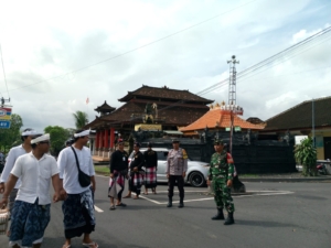 Sinergi TNI–Polri dan Pecalang Amankan Upacara Melasti Desa Adat Banda di Blahbatuh