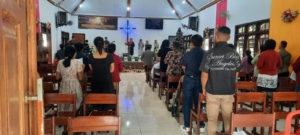 Sinergi Tanpa Batas: Babinsa dan Bhabinkamtibmas Melaya Pastikan Ibadah Minggu di GKII Berlangsung Khidmat