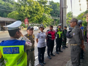 Koramil Dawan Terjunkan Personel Di Posko Terpadu Nataru Goa Lawah Gelar Pengamanan Bersama