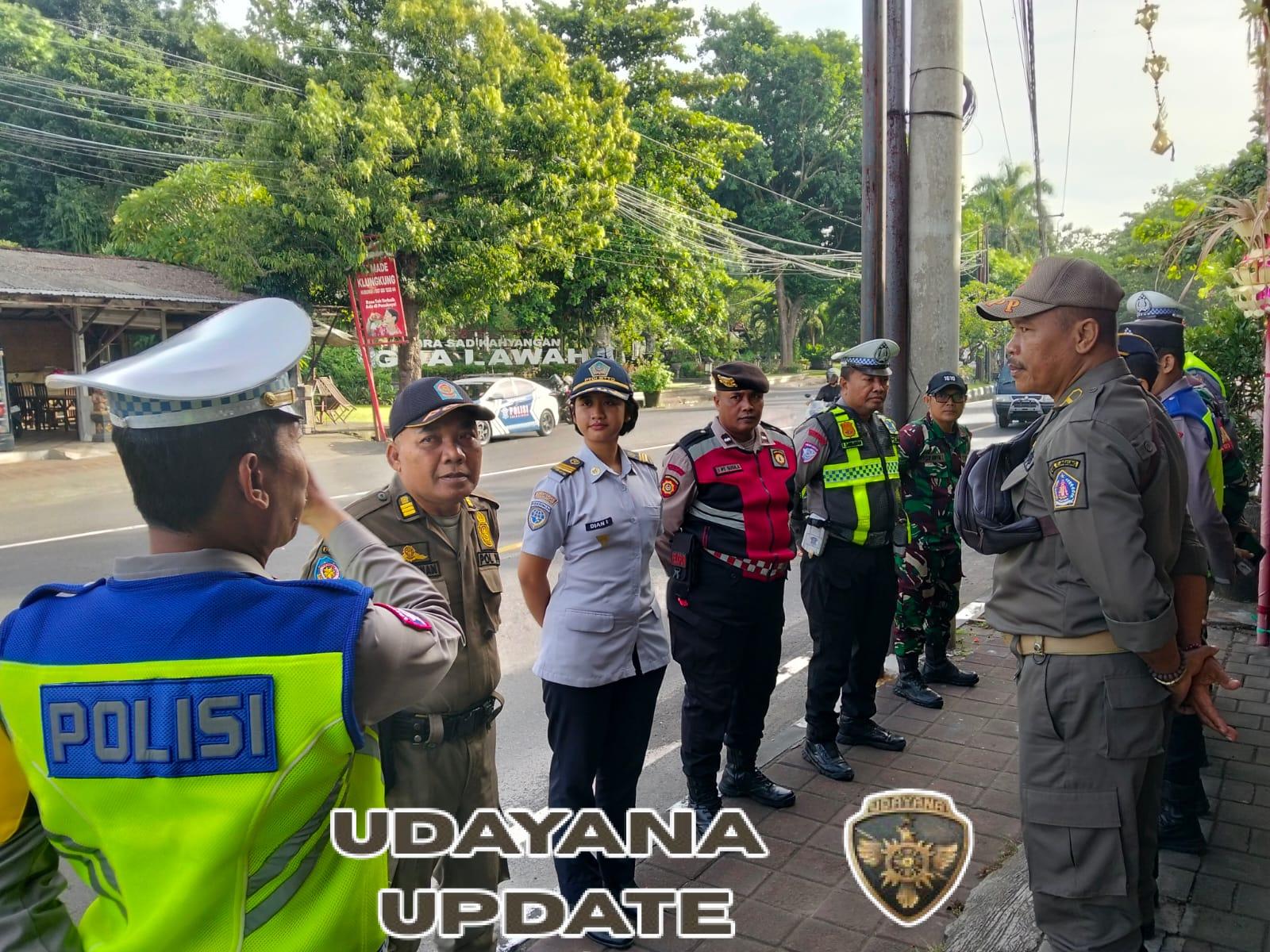 Koramil Dawan Terjunkan Personel Di Posko Terpadu Nataru Goa Lawah Gelar Pengamanan Bersama