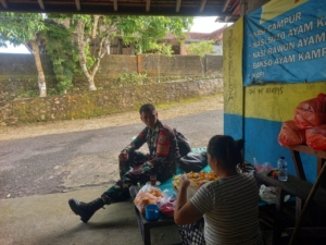 Babinsa Koramil Nusa Penida Gencarkan Komsos Di Wilayah Binaan