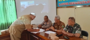 ‎Sinergi TNI–Pemda–Masyarakat, Danramil Moyo Hilir Dukung Rehabilitasi Tanaman di Bara Batu