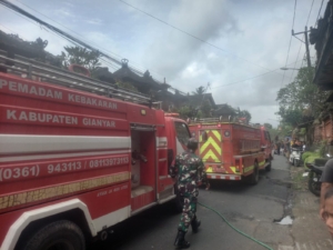Sigap Tanggap Kebakaran, Babinsa Sayan Bantu Padamkan Api yang Hanguskan Pelinggih Warga di Ubud