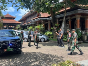 Dandim 1616/Gianyar Dampingi Danrem 163/WSA Hadiri Resepsi Pernikahan Prajurit di Sukawati